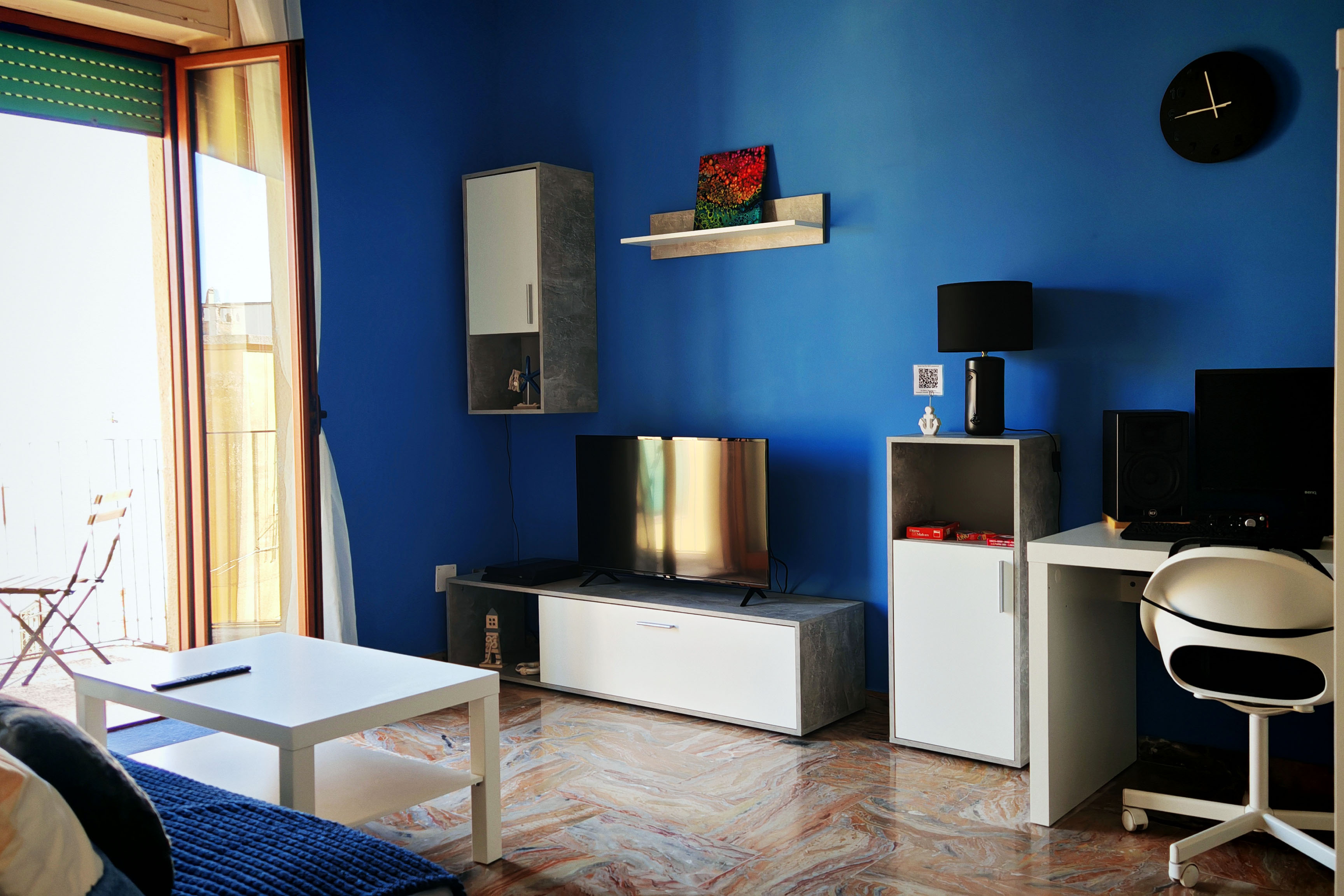 Living room with Smart TV and high-speed Wi-Fi